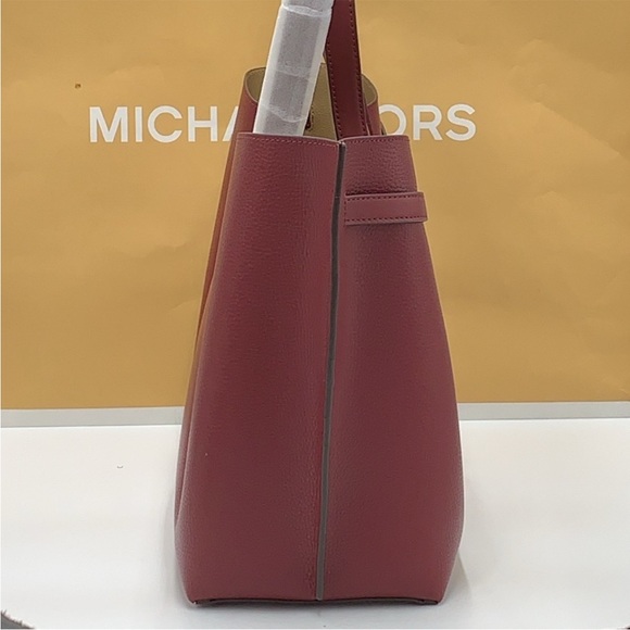 MICHAEL KORS
Emilia Large Pebbled Leather Shoulder Tote Bag
COLOR DARK CHERRy - Picture 12 of 16